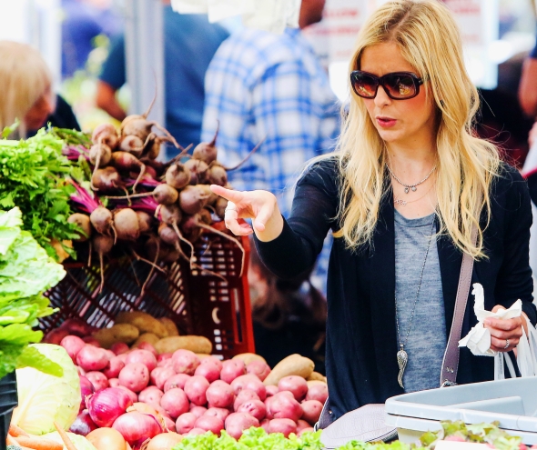 *EXCLUSIVE* Sarah Michelle Gellar and Charlotte have a blast at the Farmer's Market